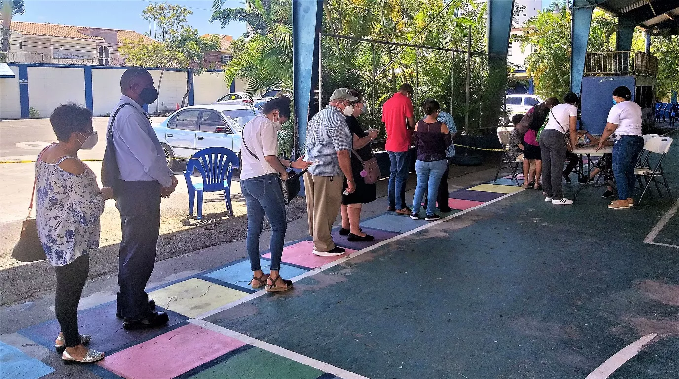 Personas en el proceso de registrarse para la vacunacion realizada en Bella Vista el viernes 23 de Abril, 2021