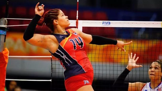 Priscilla Rivera logra un potente remate ayer ante Canadá donde las dominicanas consiguieron su primer triunfo en la Liga de Naciones.