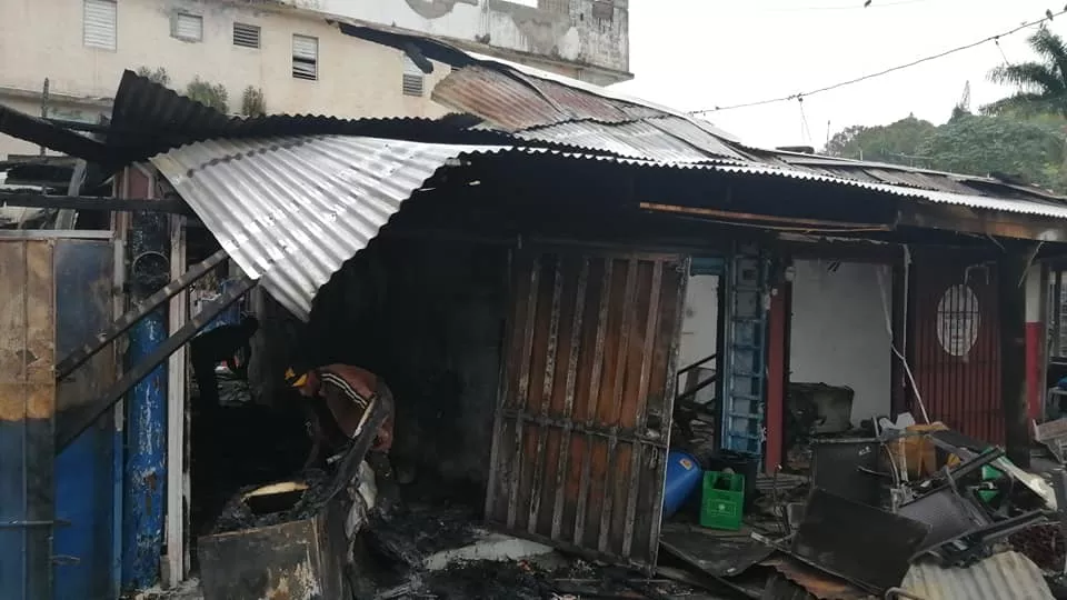 VORAZ INCENDIO DESTRUYÓ VARIOS ESTABLECIMIENTOS COMERCIALES EN SECTOR LOS CHARAMICOS DE SOSÚA