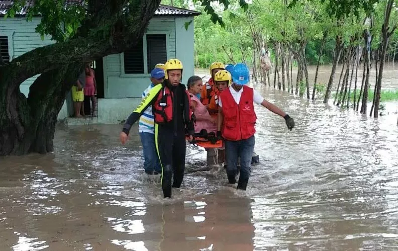 Voluntarios en medio de la tormenta