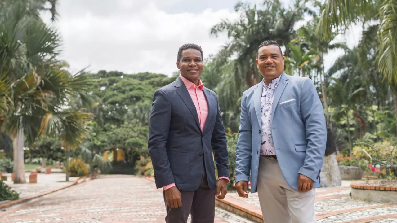 Humoristas y actores Raymond y Miguel.