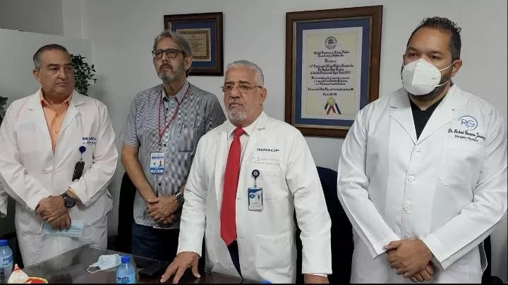 Desde izquierda Dr. Giancarlo Guachino, Paúl Martínez, Dr. Severo Mercedes, y Dr. Richard Guerrero