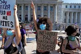 Manifestantes en contra de la violencia