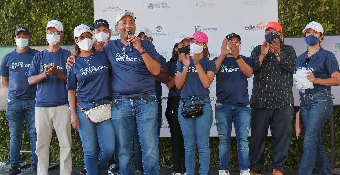 Joannie Cuello de Sánchez  y Charles Sánchez, junto a los  colaboradores