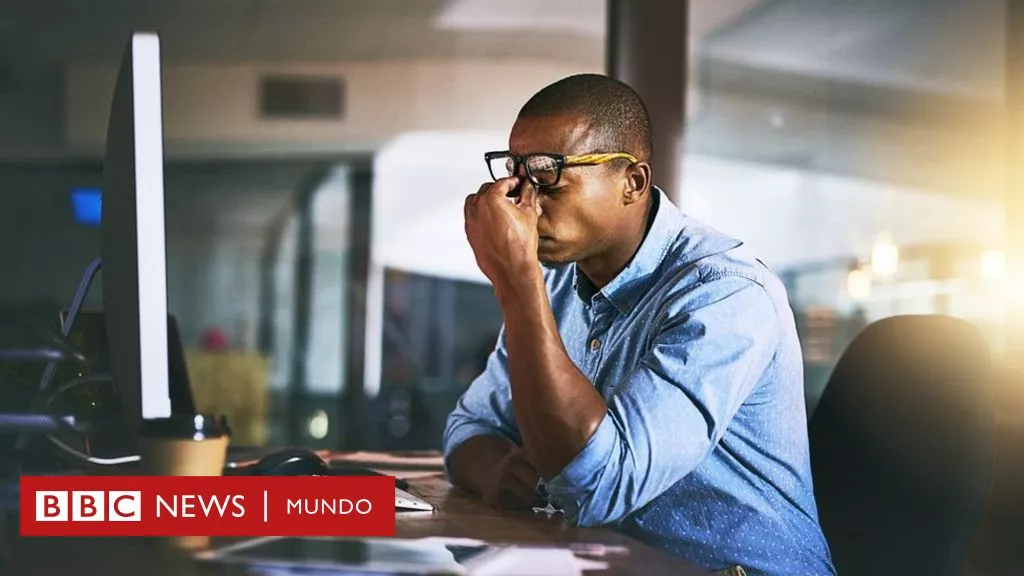 Hombre estresado por carga laboral. -936117884