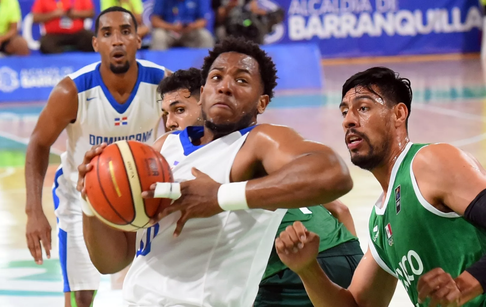 Jonathan Araújo defendido por Gustavo Ayón, de México.