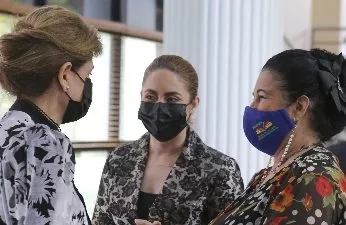 Raquel Peña y Gloria Reyes y Alicia Baroni.