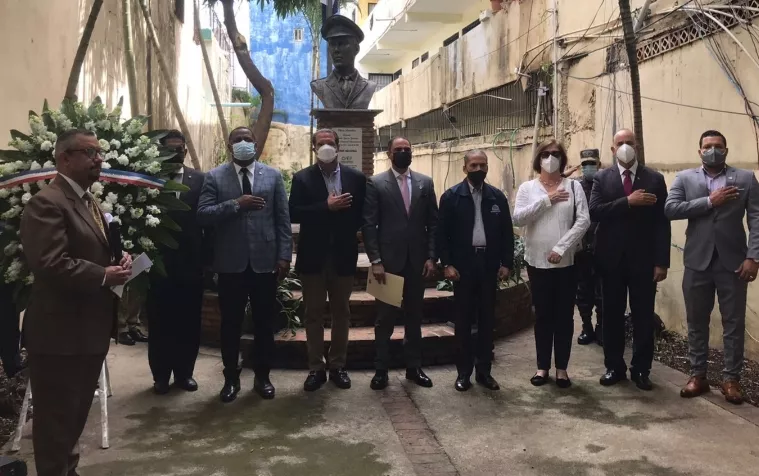 Juan Pablo Uribe, encabezó el depósito de ofrenda floral.