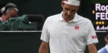 Federer conversa con su rival tras lesionarse.