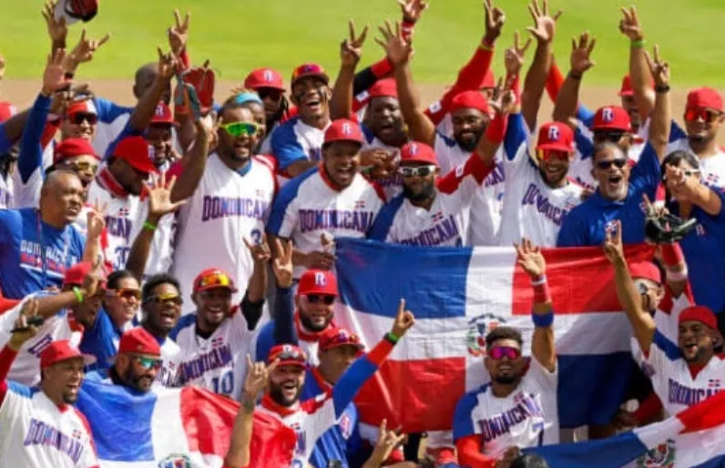 Jugadores y  ejecutivos dominicanos celebran por el triunfo.