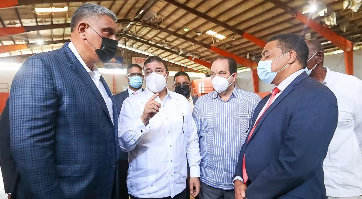 Los ministros Francisco Camacho y Jesús Vásquez conversan juntos al viceministro Franklin  de la Mota y el periodista José Monegro durante   actividad en Cristo Rey.   fuente externa