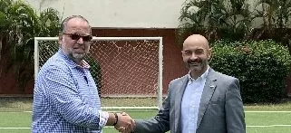 Orlando Yánez y Adrián Puello en la instalación.