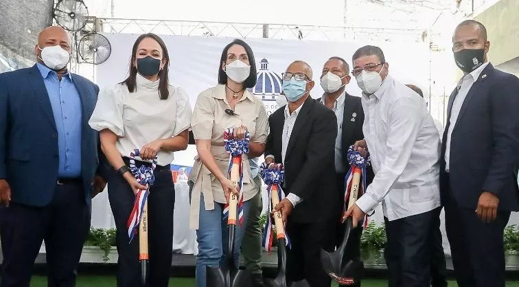 Francisco Camacho,  primera dama Raquel Arbaje,   Ramón Jiménez y senadora Faride Raful, dan palazo.   externa