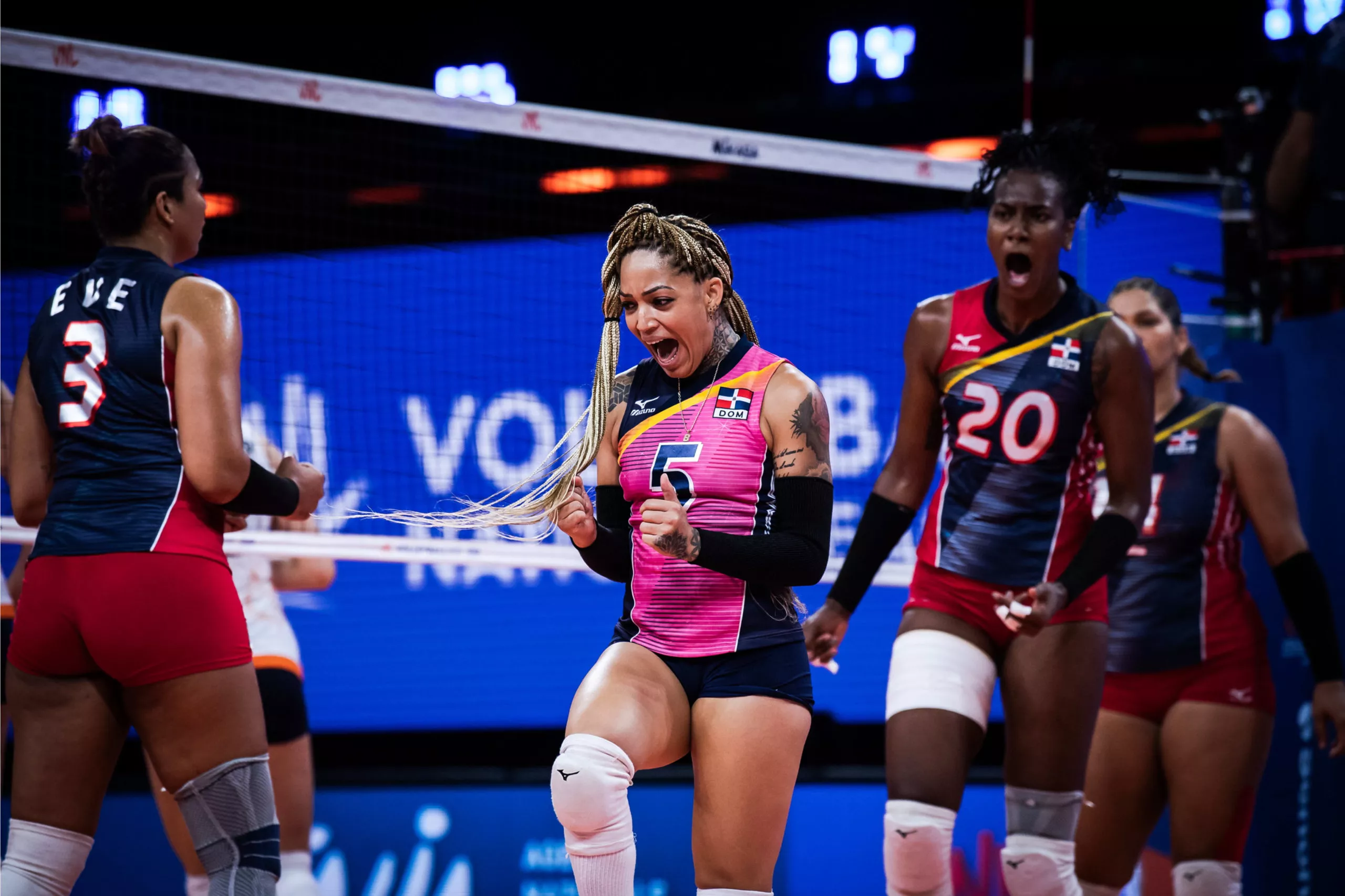 Brenda Castillo festeja junto a sus compañeras la victoria