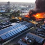Gran humareda en la ciudad capital por incendio en colchonería