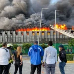 Gran humareda en la ciudad capital por incendio en colchonería