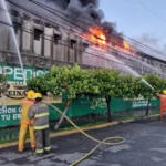 Gran humareda en la ciudad capital por incendio en colchonería