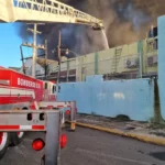 Gran humareda en la ciudad capital por incendio en colchonería