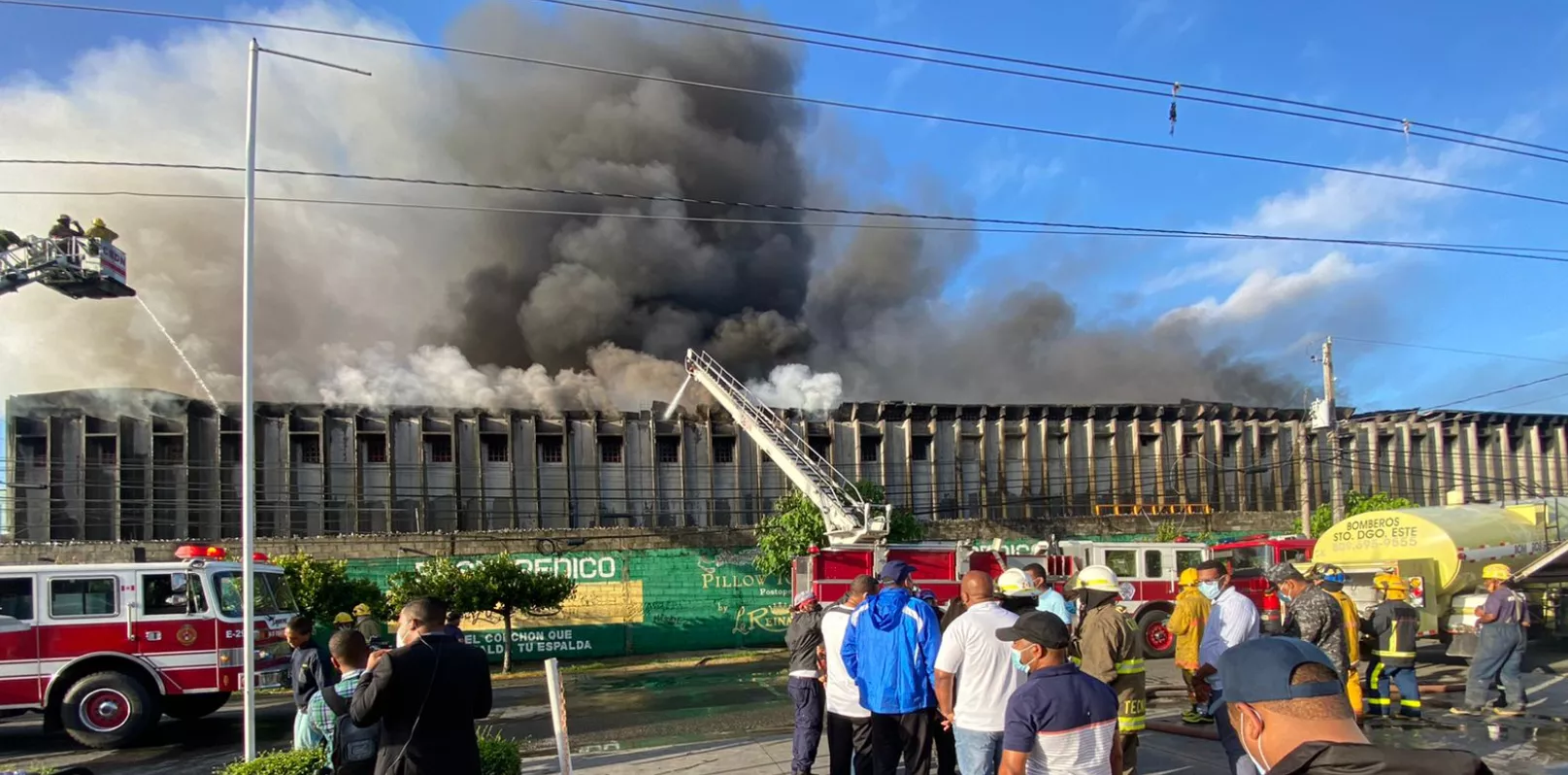 Foto 3, Bomberos sofocan el incendio en el almacén.