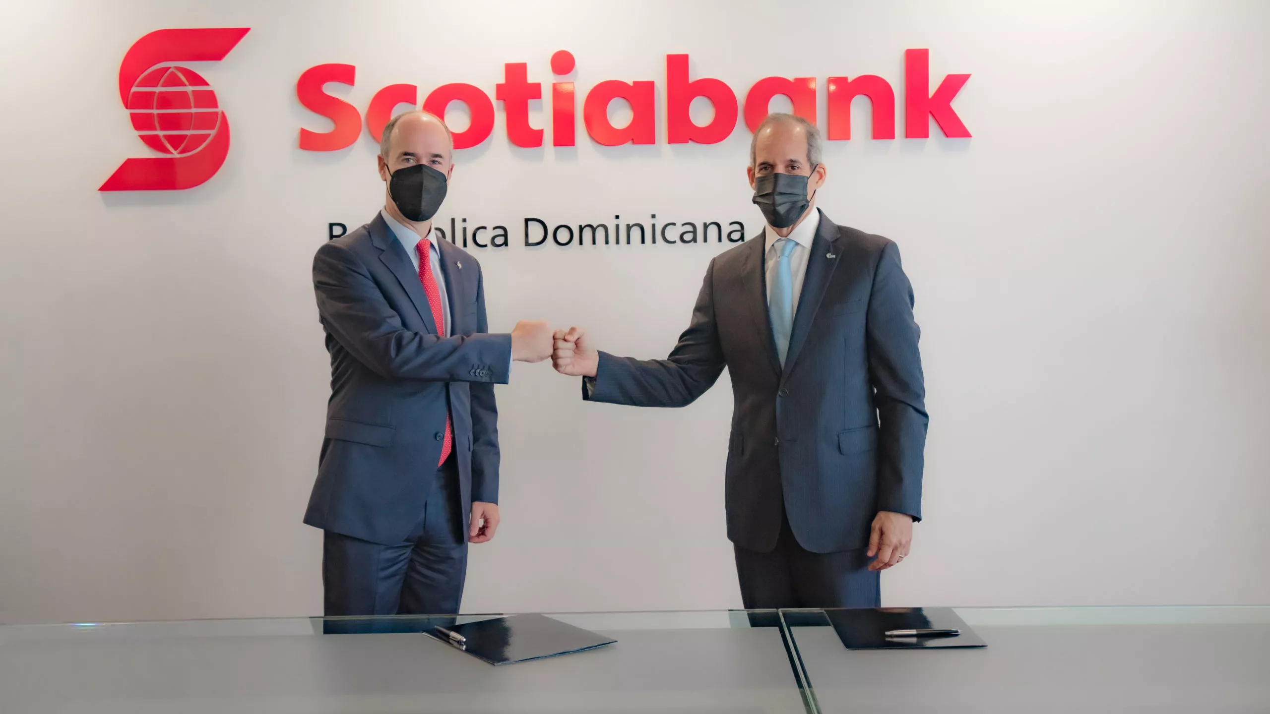Gonzalo Parral y Edwin De los Santos – firma acuerdo prestamo verde