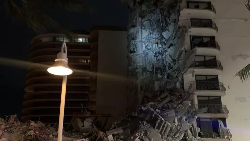 La policía de Miami Beach tuiteó una foto del edificio derrumbado.