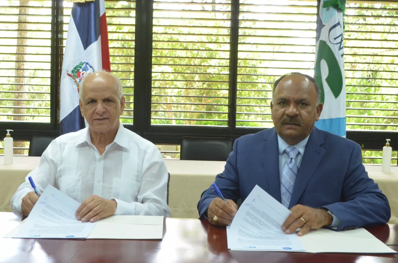 El director general del Instituto Agrario Dominicano (IAD), Danilo Del Rosario y el presidente del Consejo de directores de la universidad ISA, Francisco Leonis Fernández.