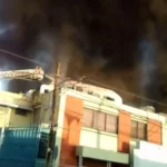 Gran humareda en la ciudad capital por incendio en colchonería