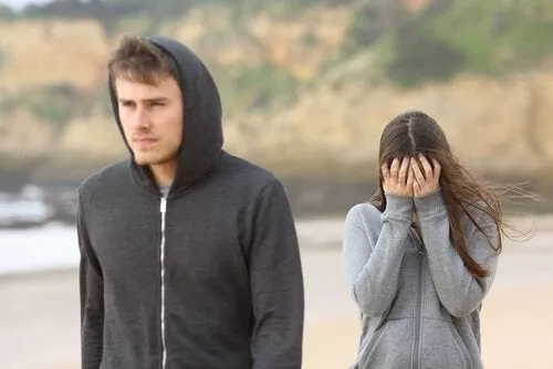 mujer-llorando-mientras-novio-se-va