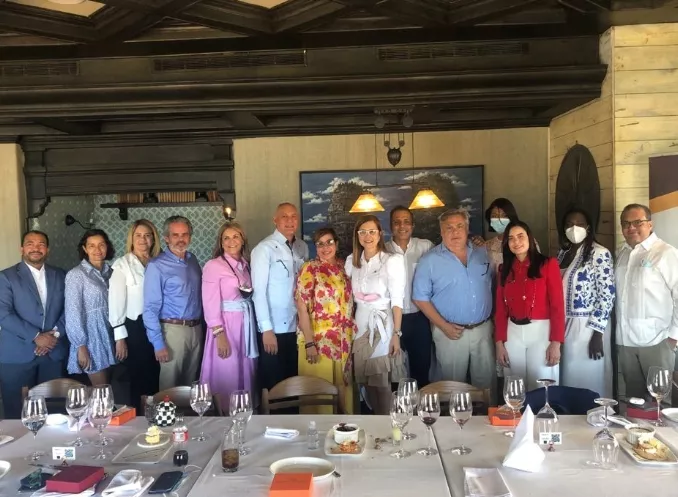 Milagros de los Santos, al centro, junto a los directivos y miembros de Adocose filial Este.