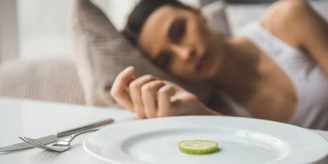 Aunque el control o descontrol del peso y de la alimentación es la parte más visible de los TCA, el problema va más allá. Imagen cedida