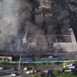 Gran humareda en la ciudad capital por incendio en colchonería