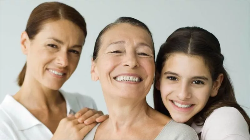 _119152294_tres_generaciones_mujeres_976_mano_alzada-1
