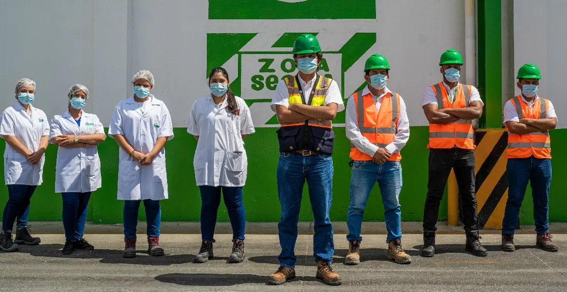 Colaboradores de la empresa  Industrias San Miguel.