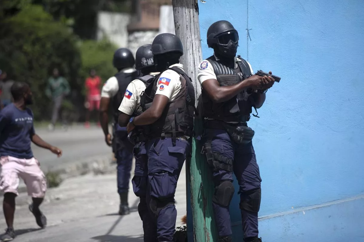 Policías de Haití