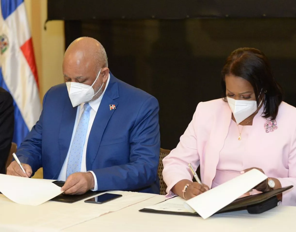 Roberto Fulcar y Xiomara Guante cuando firman el convenio en el Palacio Nacional.
