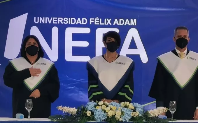 Directivos de la universidad en el acto.