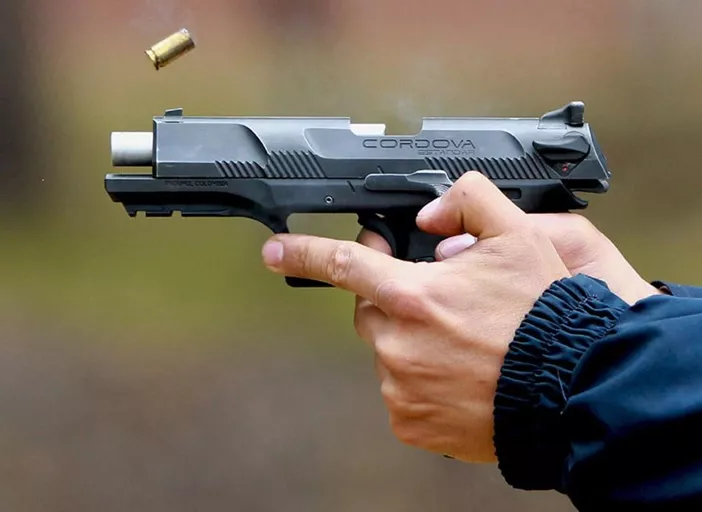 Desconocidos disparan a conductor en el Alto Manhattan roban su vehículo