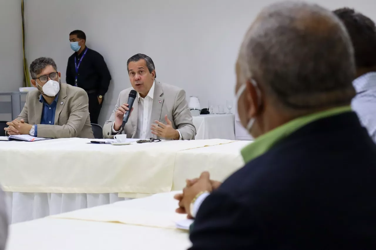 Ministro OJM durante reunión con productores