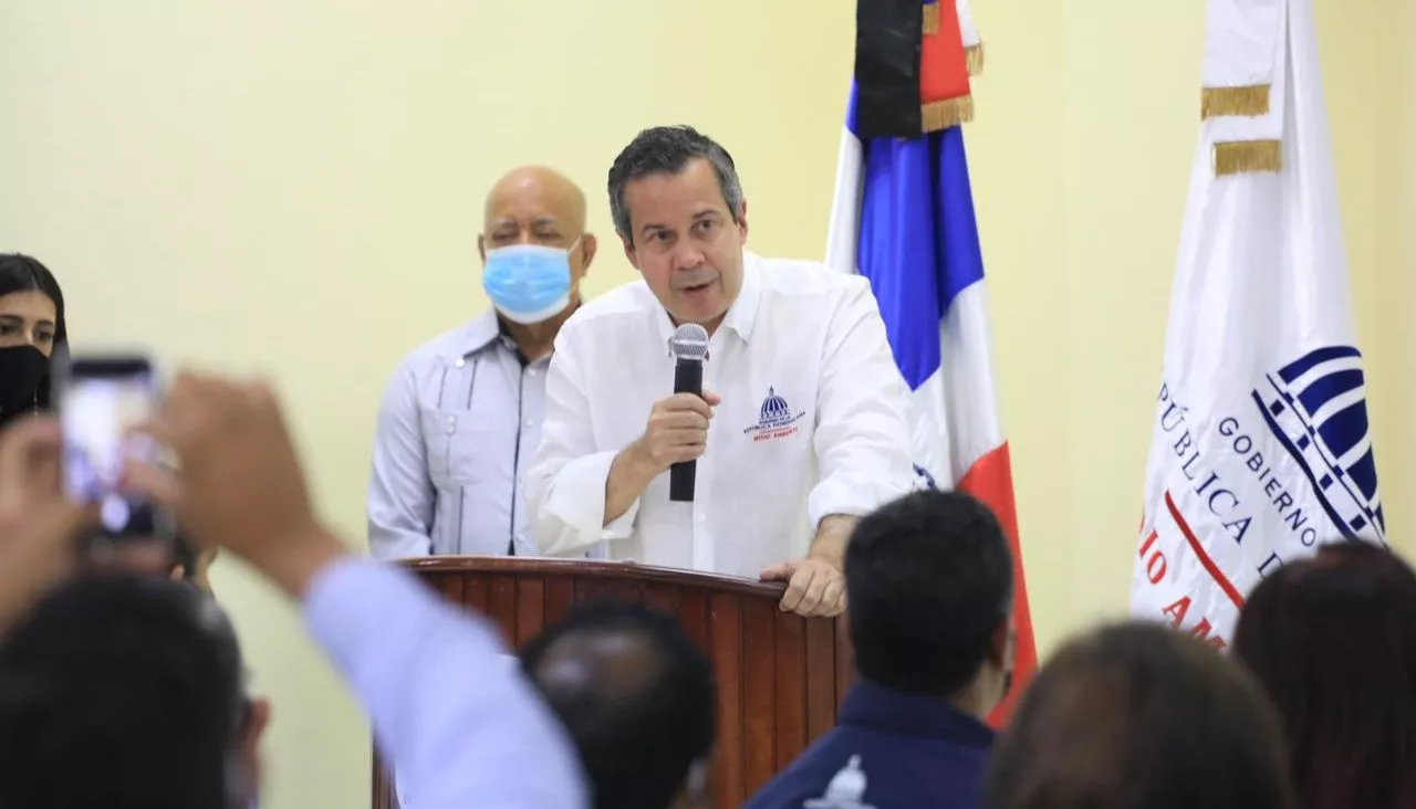 Ministro Orlando Jorge Mera durante diálogo en Monseñor Nouel
