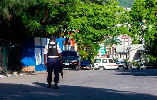 Agentes montan guardia tras el asesinato del presidente Jovenel Moise hoy, en Puerto Príncipe (Haití). EFE/Jean Marc Herve Abelard
