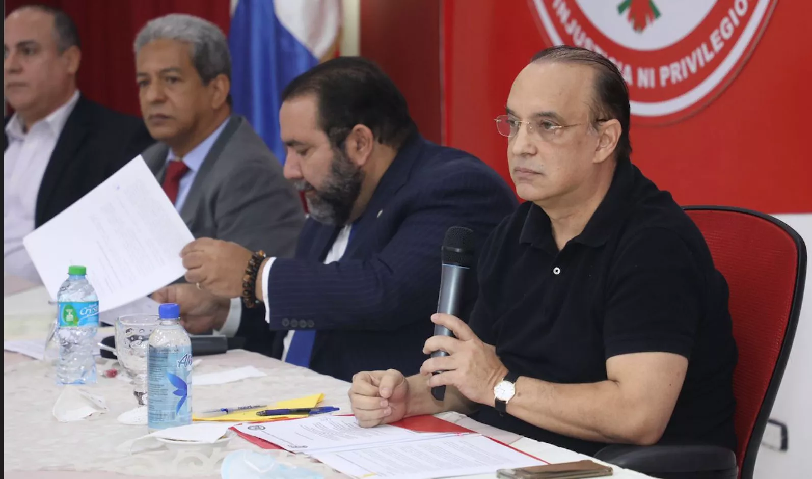 (foto #1) Quique Antún habla en la reunion del DP este jueves.