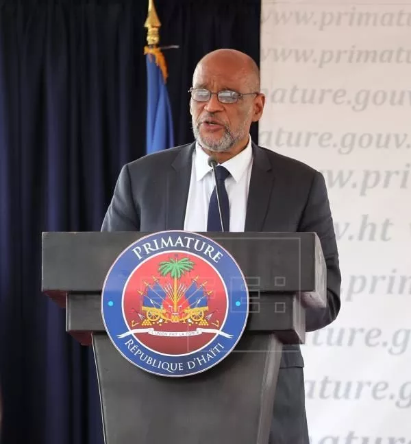El nuevo primer ministro, Ariel Henry, habla durante la ceremonia de toma de posesión del nuevo Gobierno haitiano hoy, en Puerto Príncipe (Haití). EFE/ Orlando Barría