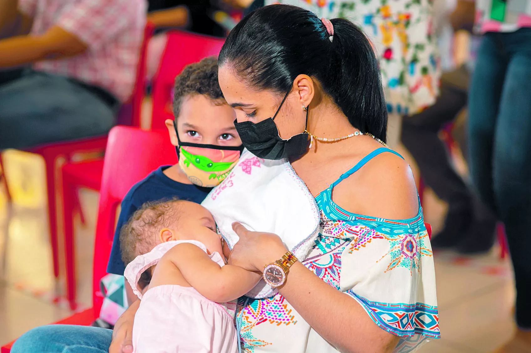 Madre amamantando a su pequeña en inicio de actividades de LLLI por  Semana Mundial de la Lactancia Materna .  Fuente Externa