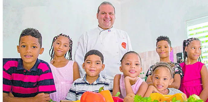 El chef Leandro Díaz junto a los niños.