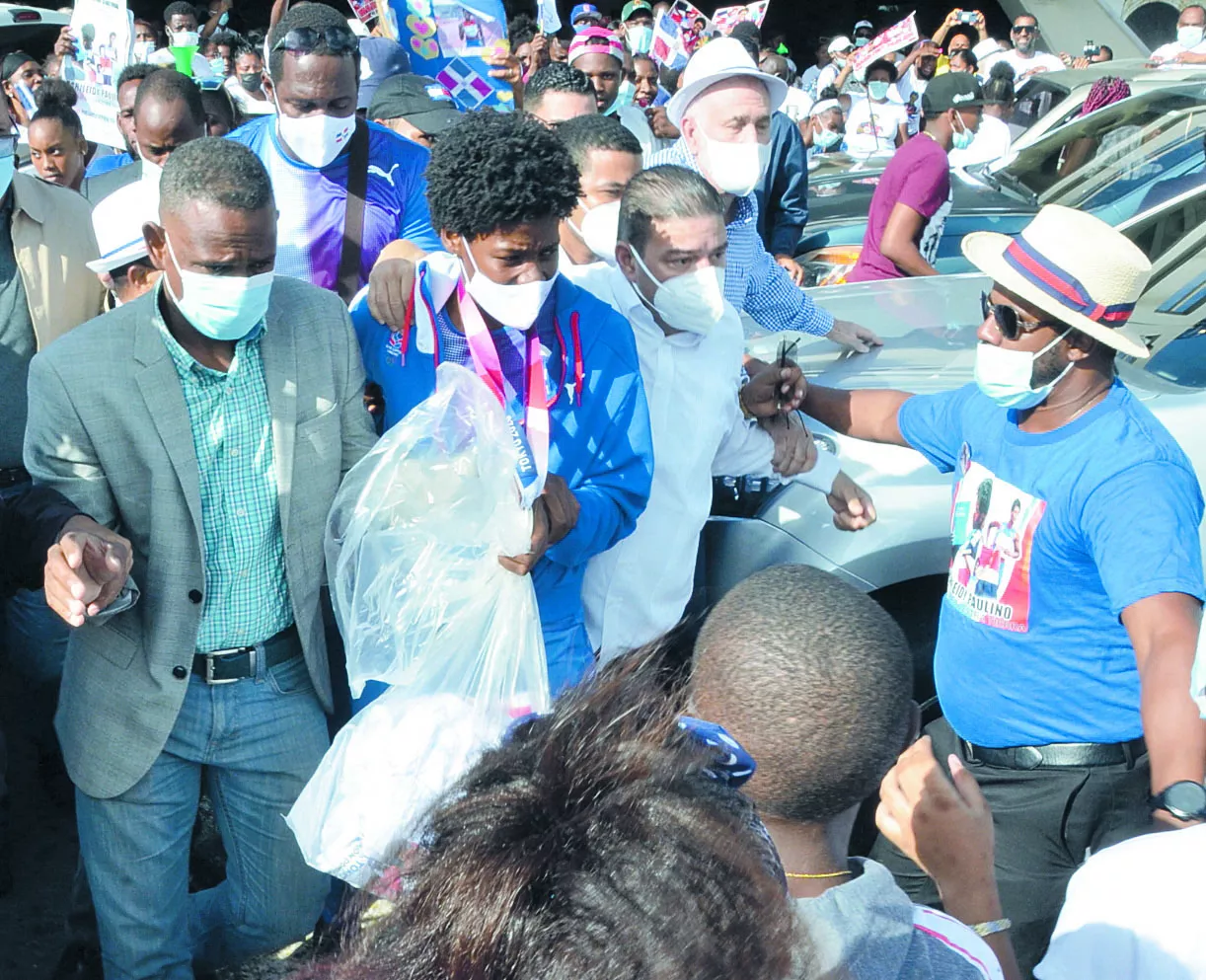 Marileidy Paulino y    el ministro Francisco Camacho  caminan entre la multitud.   JOSé DE LEóN