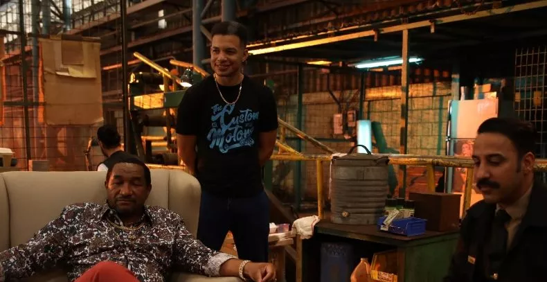 Manolo Ozuna y Jhoel López en una escena de la película.