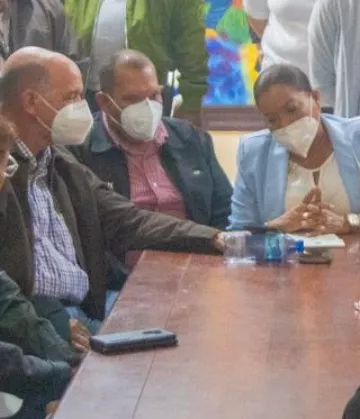 Reunión encabeza por Carlos Guzmán.