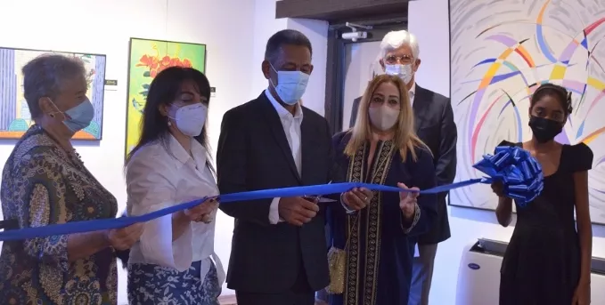 Directivos de la entidad, junto al pintor en el corte de cinta.
