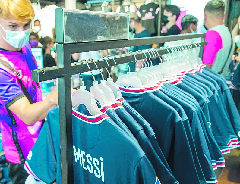 PSG store sells new 'Messi 30′ jerseys in Paris