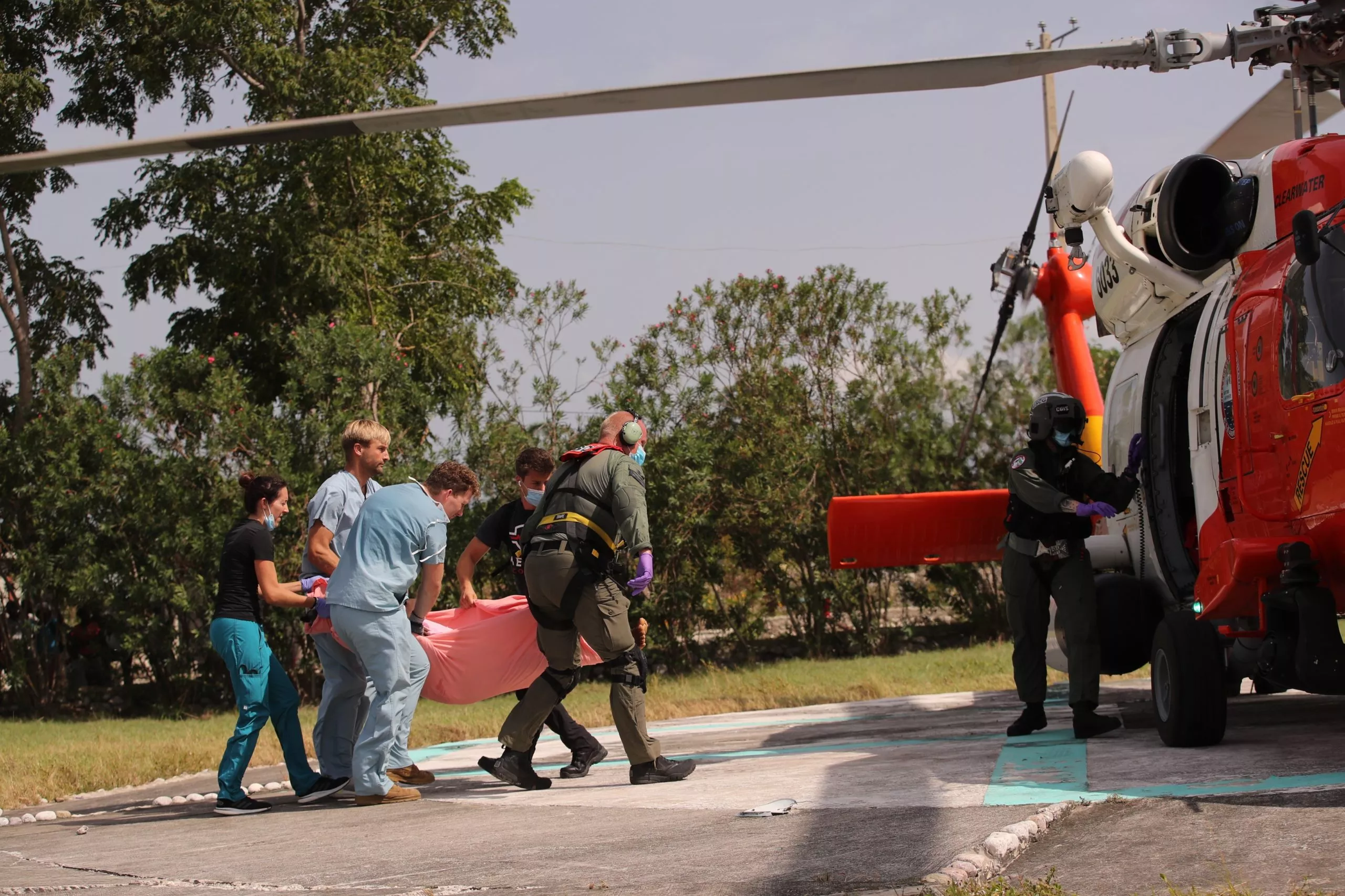 Traslado de heridos del terremoto en Haití desde Les Cayes a Puerto Principe